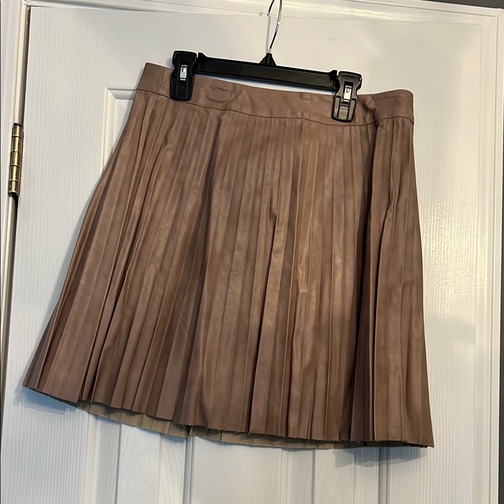 Elegant Tan Pleated Leather Skirt